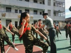 将军事锻炼、国防教育融入校
